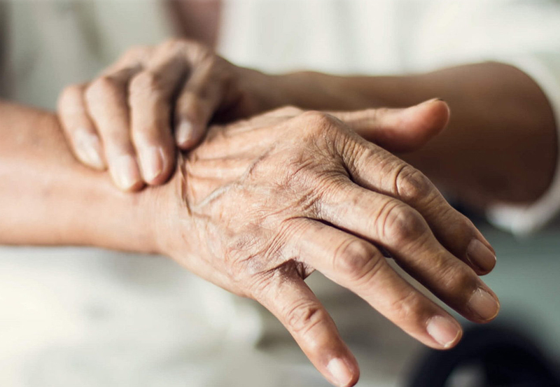 Тремор рук у людей похилого віку — причини та лікування